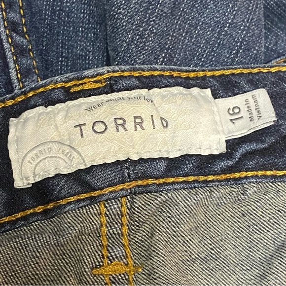 Torrid Frayed Hem Denim Jean Shorts Size 16 Dark Wash - Picture 6 of 7